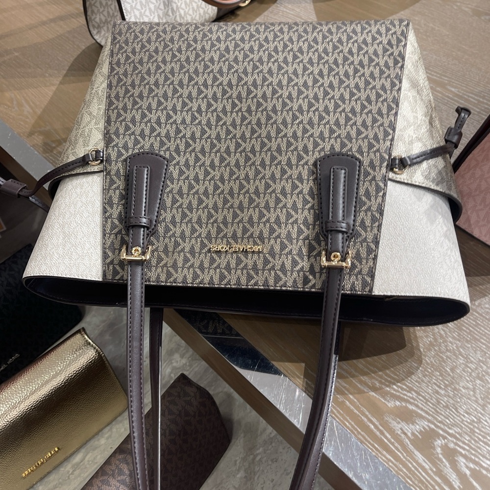MICHAEL KORS Voyager Lg Color-Block Metallic Signature Logo EW Tote 
Brown 
NWT - Picture 6 of 16